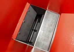 U Vseh Drobilok Bunker S Shibernoy Zaslonkoy Dlya Regulirovki Podachi Syrya